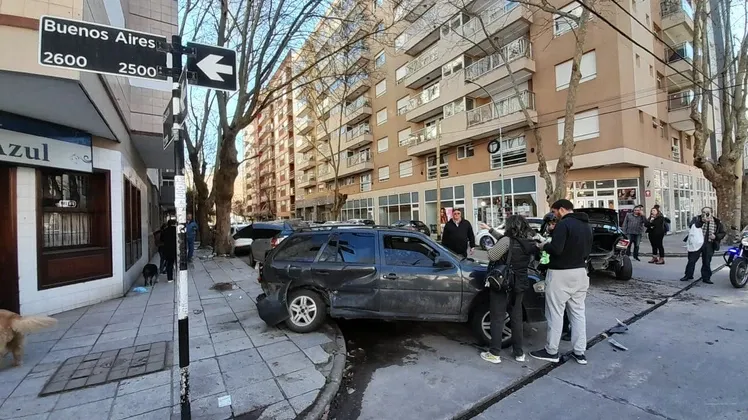 Un auto por encima de una motocicleta, sobre la Avenida 9 de Julio.